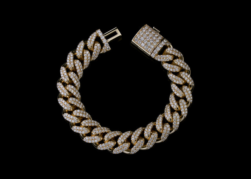 Cuban Chain Bracelet with Pavé Diamonds on Yellow Gold.