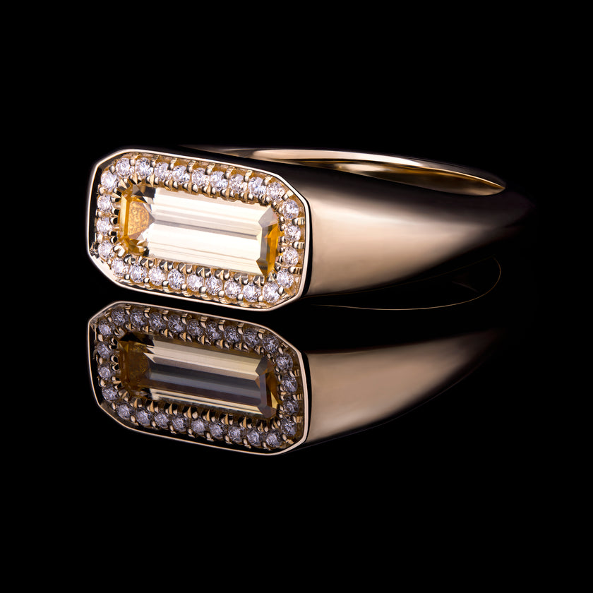 Men's signet ring in yellow gold, with a east-west oriented yellow sapphire stone, surrounded by a diamond halo