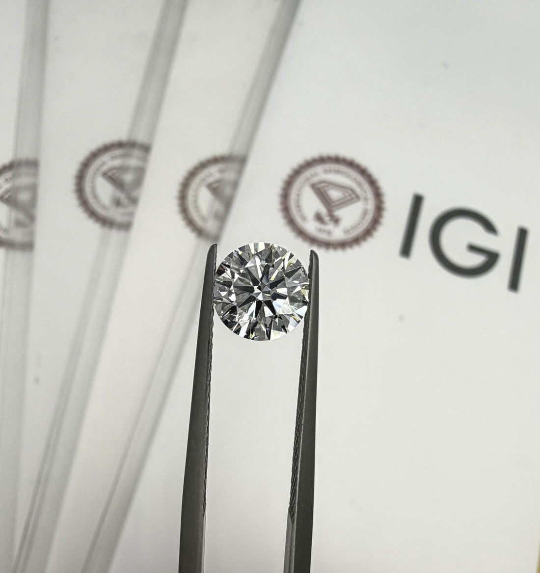 Round brilliant cut diamond with IGI certificates.