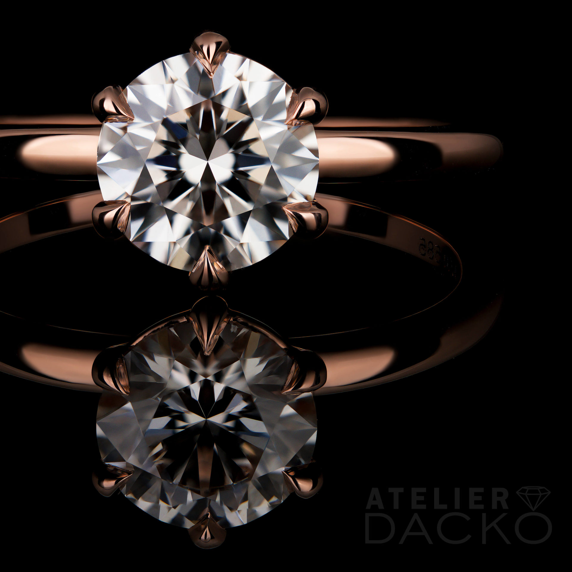 Close-Up 0.96 CT Round Diamond Solitaire Engagement Ring in Rose Gold